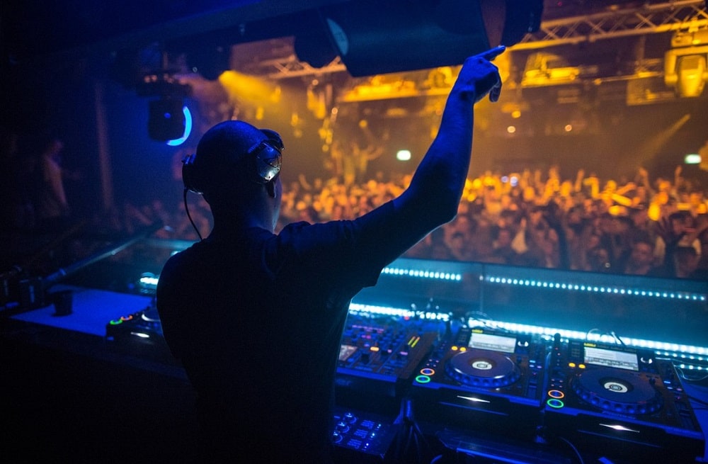 The Pros and Cons of Hiring a DJ for Your Nightclub